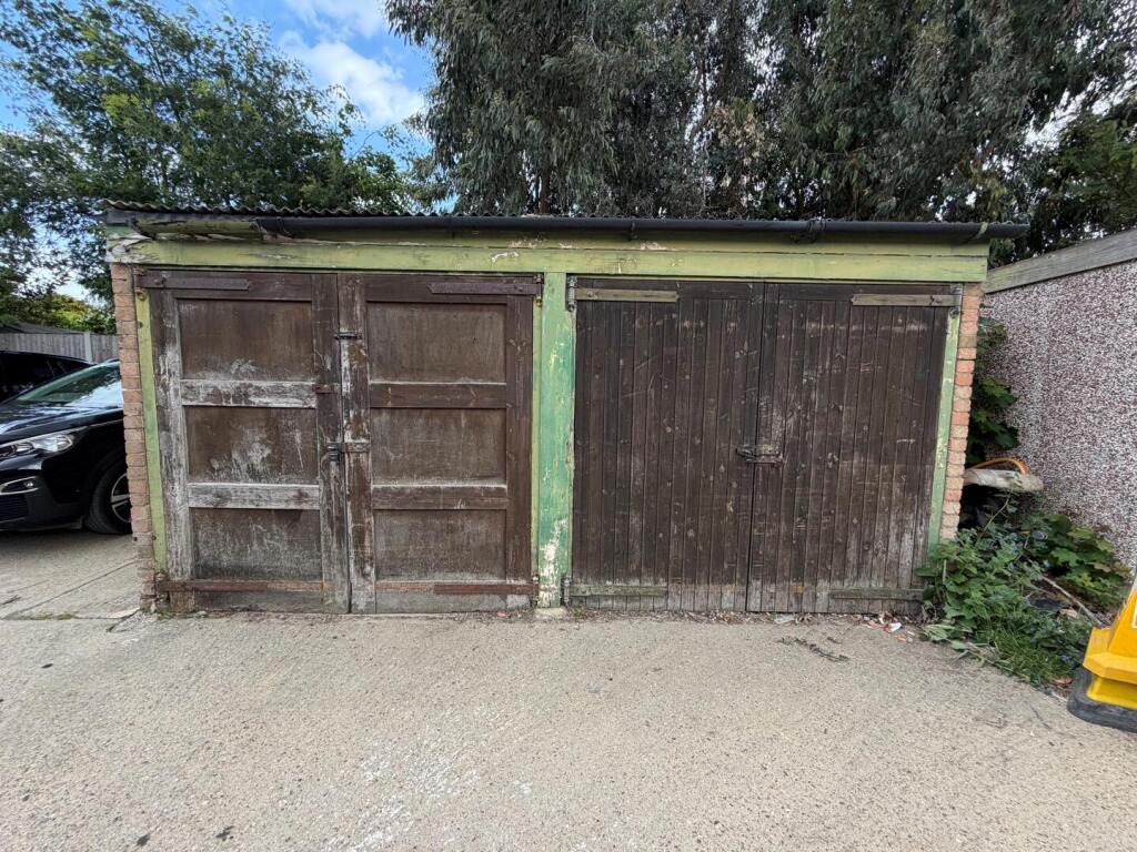 Main image of property: 160 The Broadway, Thorpe Bay
