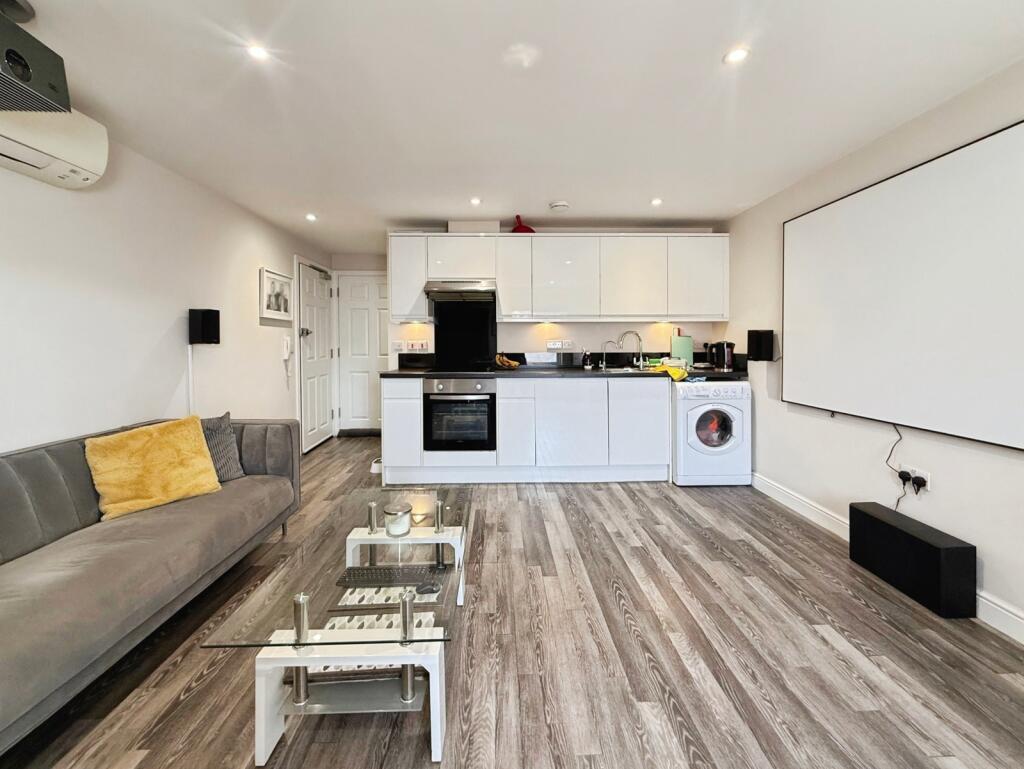 Apartment in Crowthorne, Bracknell Forest - More