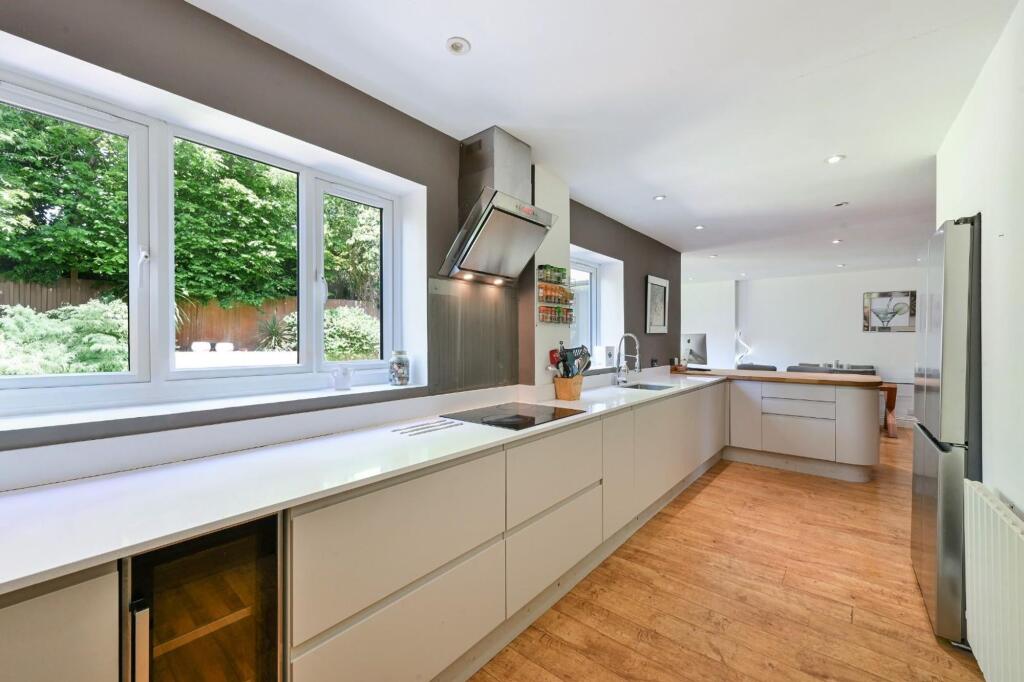House in Reigate and Banstead, Tadworth - More
