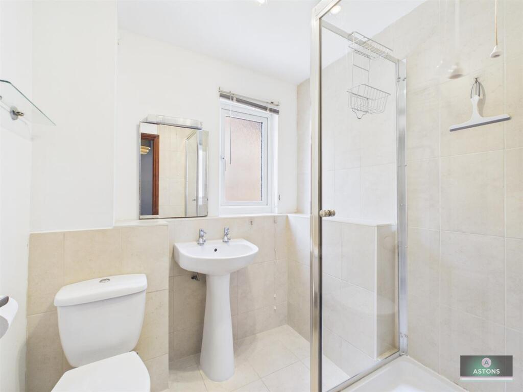 Apartment in Crawley, Southgate - View 5