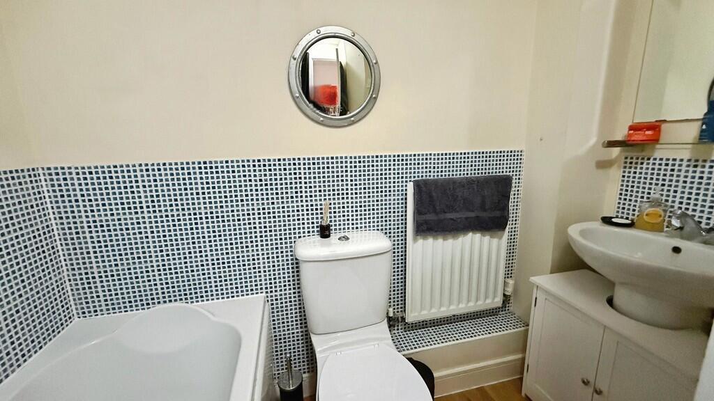 Additional image 15 of Kissing Batch, Frome