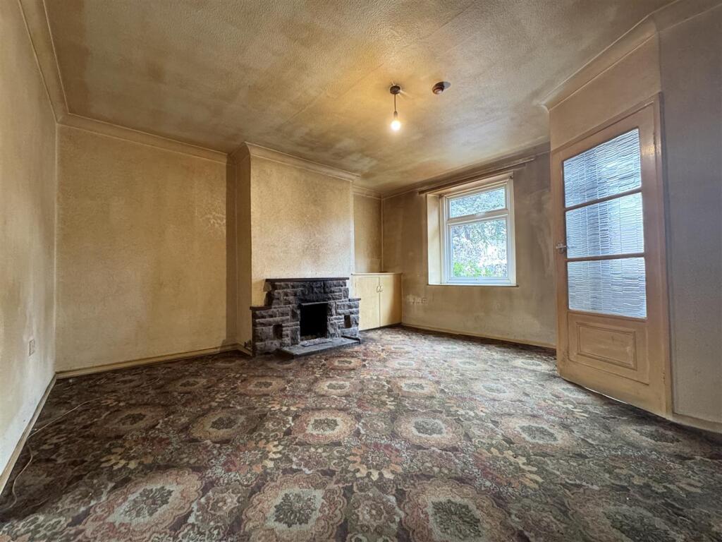 House in Huddersfield, Kitchenroyd, Scissett - More