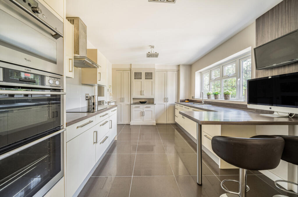 House in Guildford, Abbotswood - More