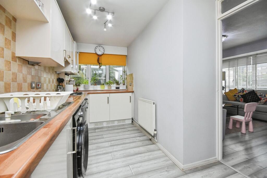 Apartment in Brentwood, Essex - More