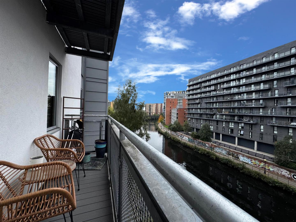 Apartment in Manchester, Hulme - View 3