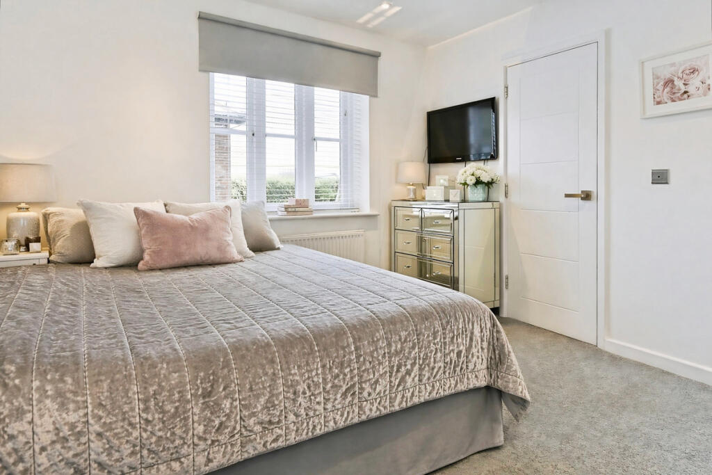 Page Place, Frogmore, St. Albans, AL2 - View 4