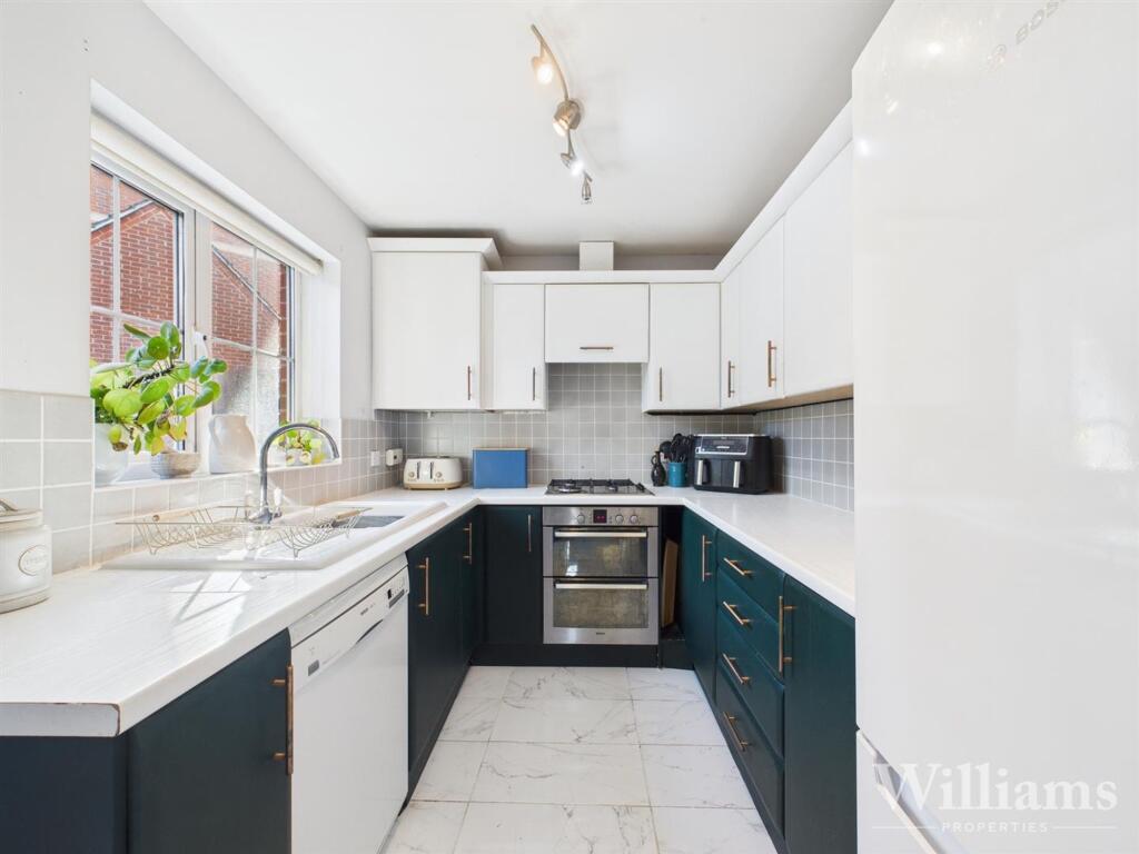 Almond Tree Drive, Weston Turville, HP22 - View 5