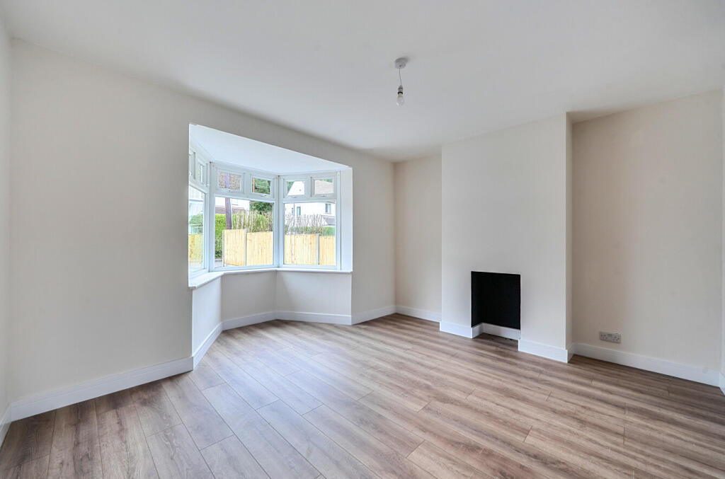 White City, Crowthorne, Berkshire photo 3