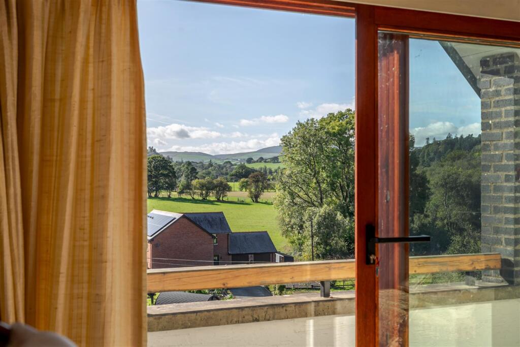 House in Llandrindod Wells - More