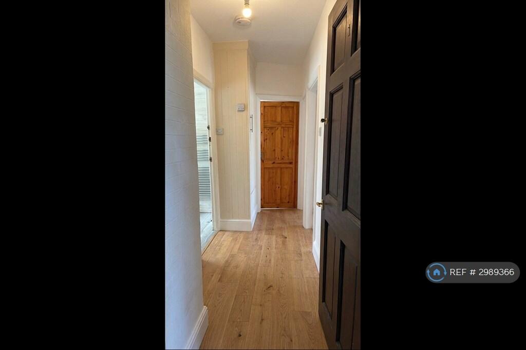 Apartment in Croydon - View 3
