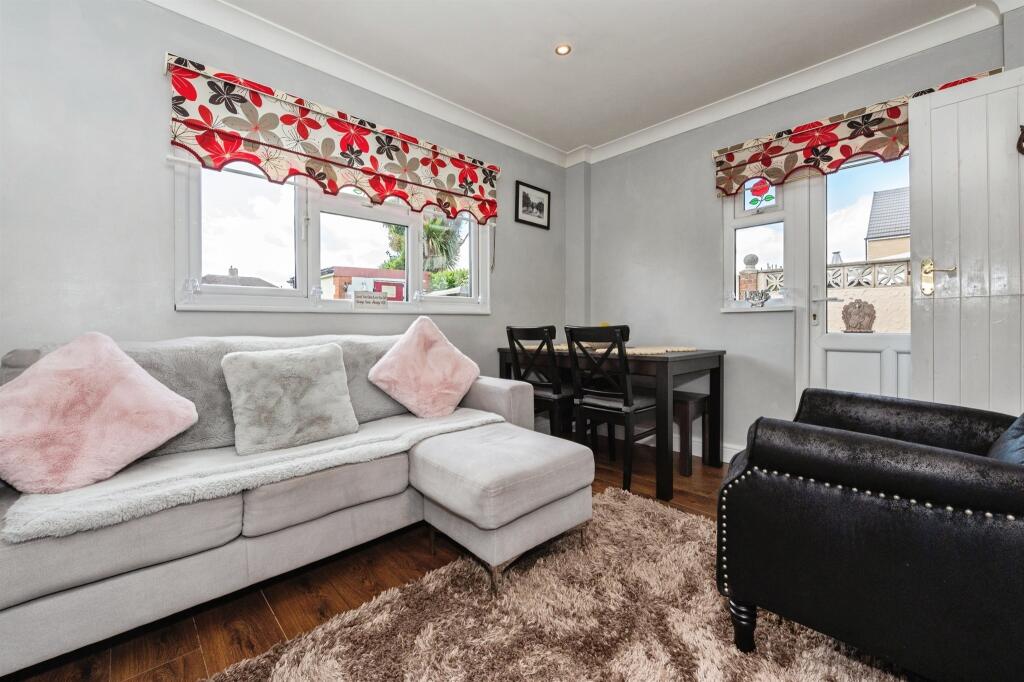 Foyle Drive, South Ockendon photo 4