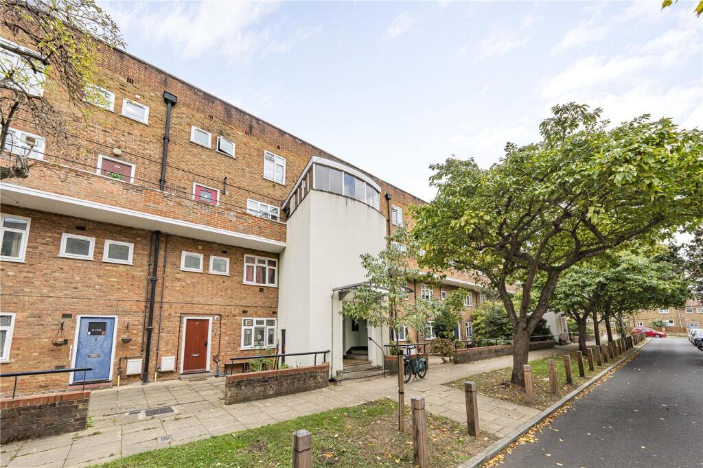 2-bed flat on Frensham Drive, London, SW15, £300,000