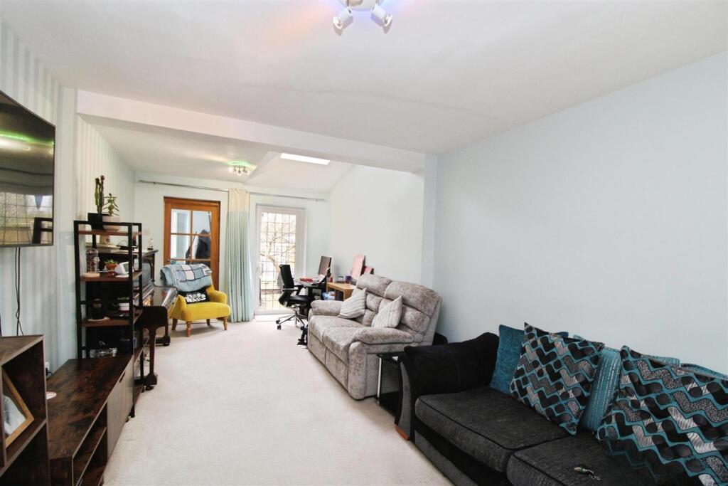 House in Rugby, Eastlands - More