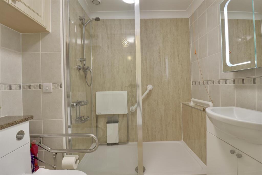 Apartment in Havant, Cowplain - View 3