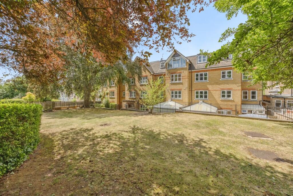 Apartment in Croydon - More