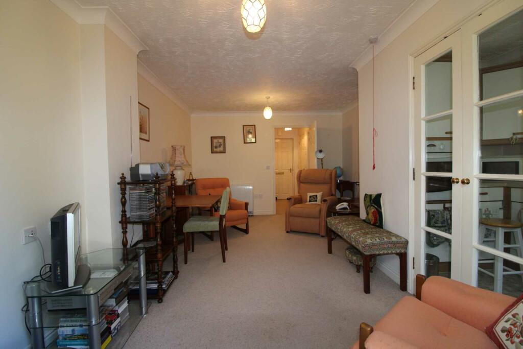 Apartment in Hertsmere, Hertfordshire - View 4