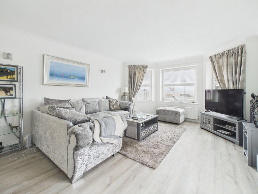 Apartment in Worthing, West Sussex - View 3