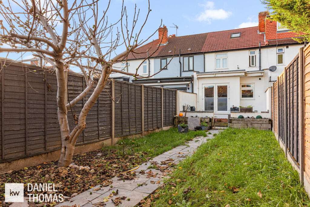 Freemantle Avenue, Enfield, EN3 photo 4