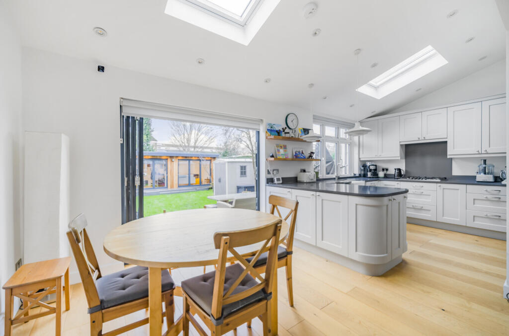 House in Walton-on-Thames, Hersham - View 2