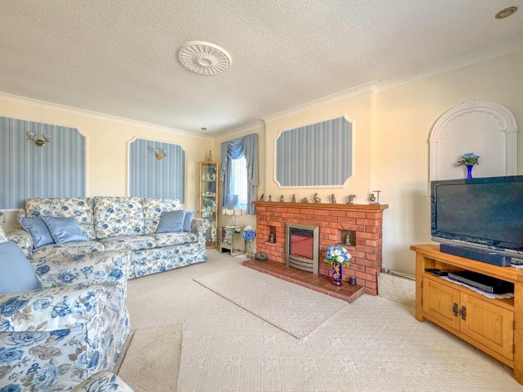 House in Nuneaton and Bedworth, Warwickshire - View 5