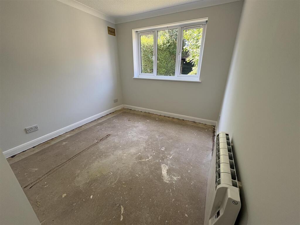 Apartment in Crawley, West Sussex - View 5