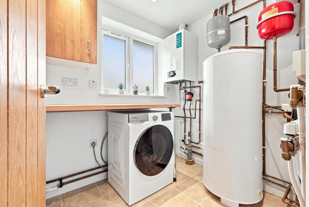 House in Southend-on-Sea, North Shoebury - More