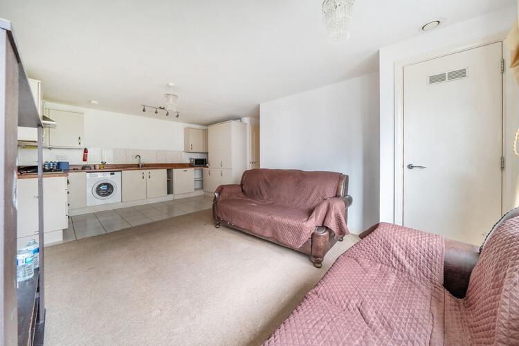 Apartment in Hounslow - View 5