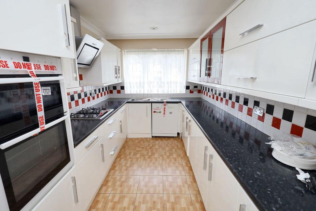 3 Dukes Avenue, Edgware, Middlesex, HA8 7RZ photo 3