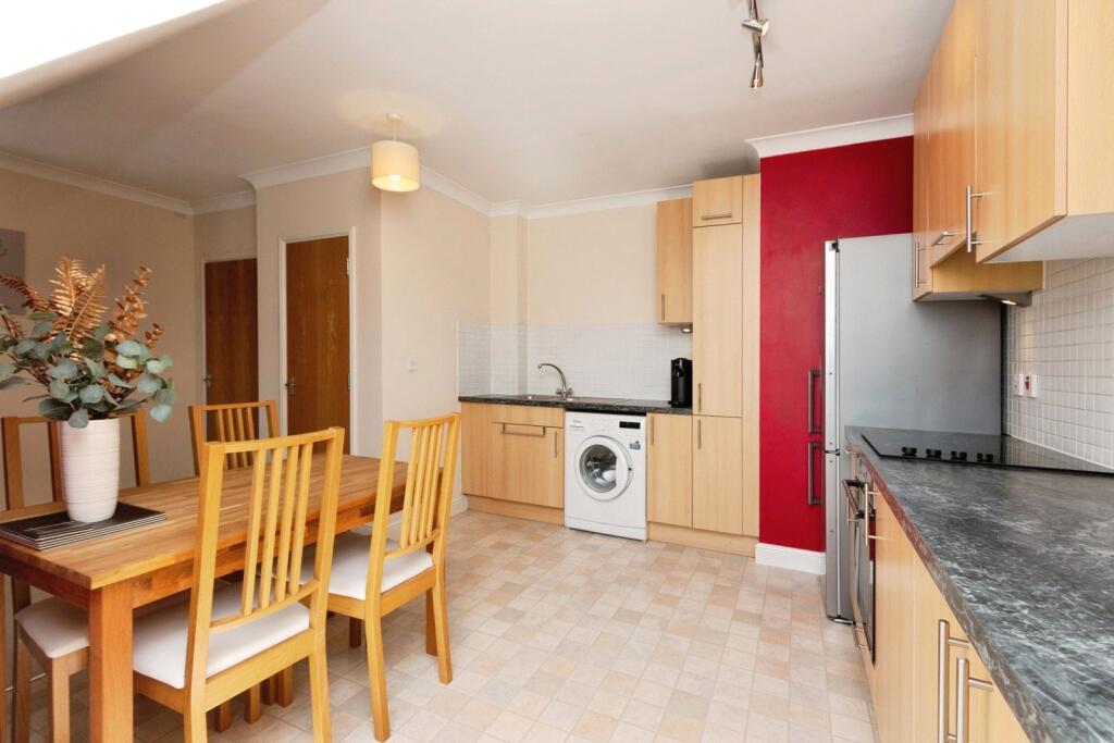 Apartment in Surrey Heath, Surrey - View 4