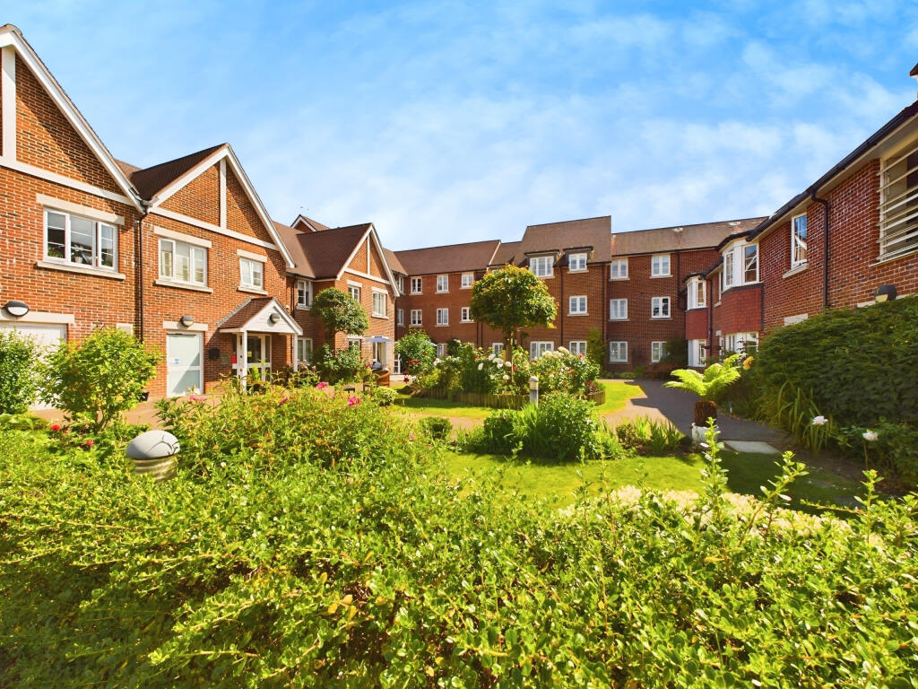 1-bed house on Clarence Court, Brighton Road, Horsham, West Sussex, £200,000