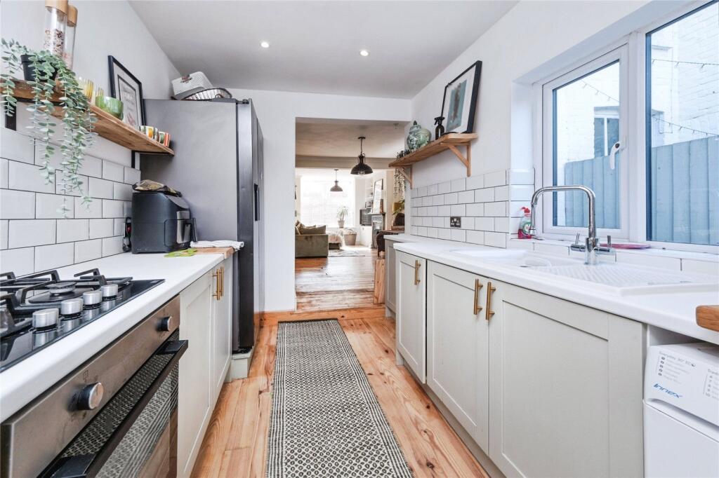 4 bedroom terraced house for sale in South Street, Leighton Buzzard, Bedfordshire, LU7 - View 6