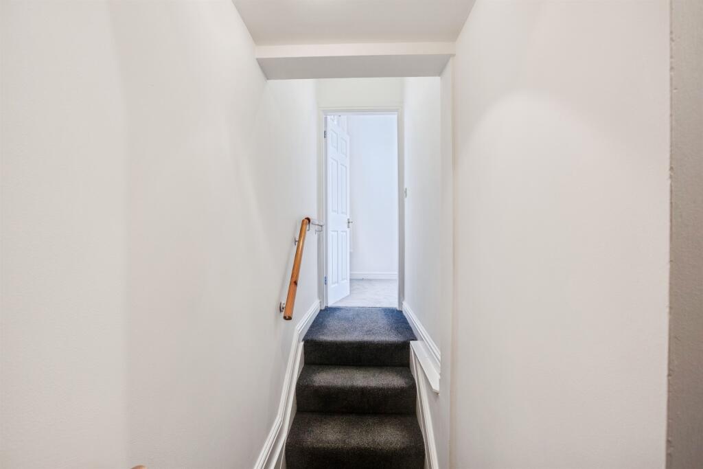 Apartment in Wakefield, St Johns, Alverthorpe - View 5