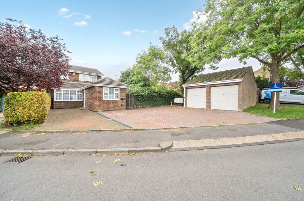 4-bed detached on Allen Close, Dunstable, Bedfordshire, £500,000