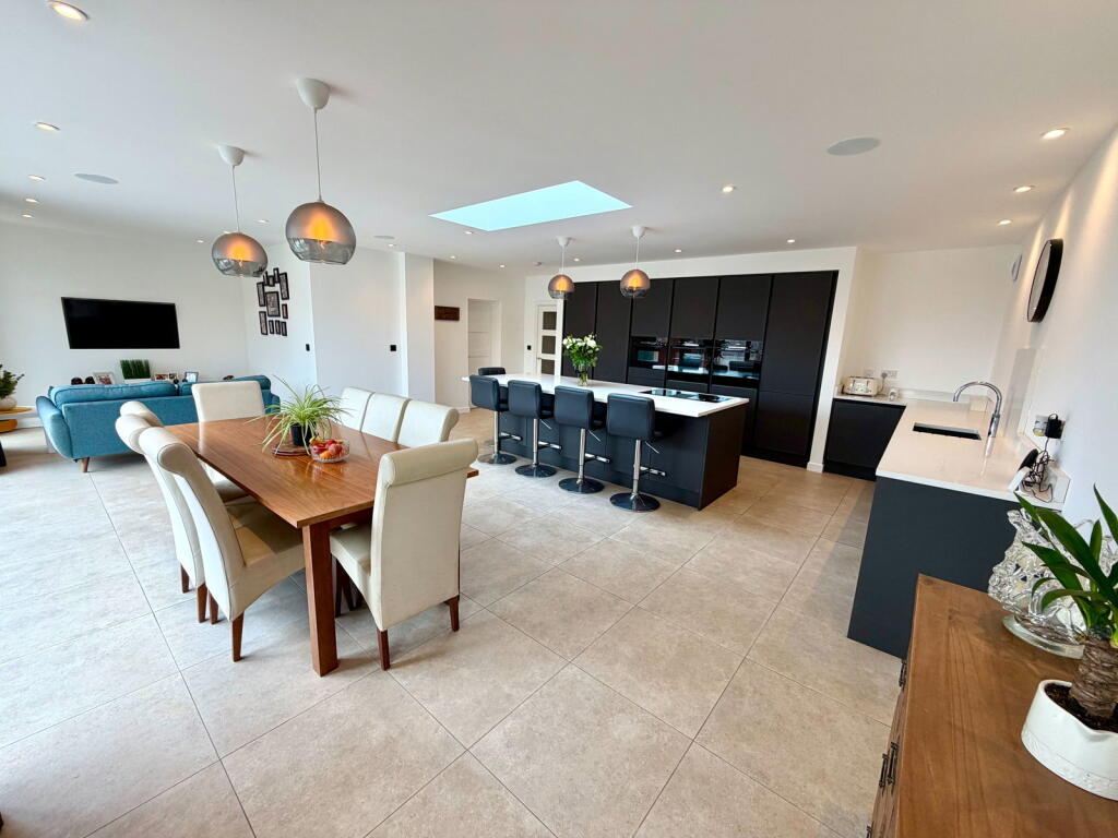 Impressive & Beautiful 1930's Home With An Amazing 30ft Kitchen/Dining/Family Area! photo 2