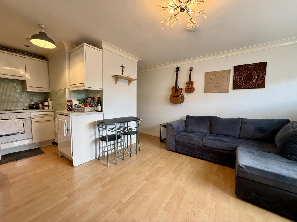 1-bed flat on Cannon Court, Bridgwater, £100,000