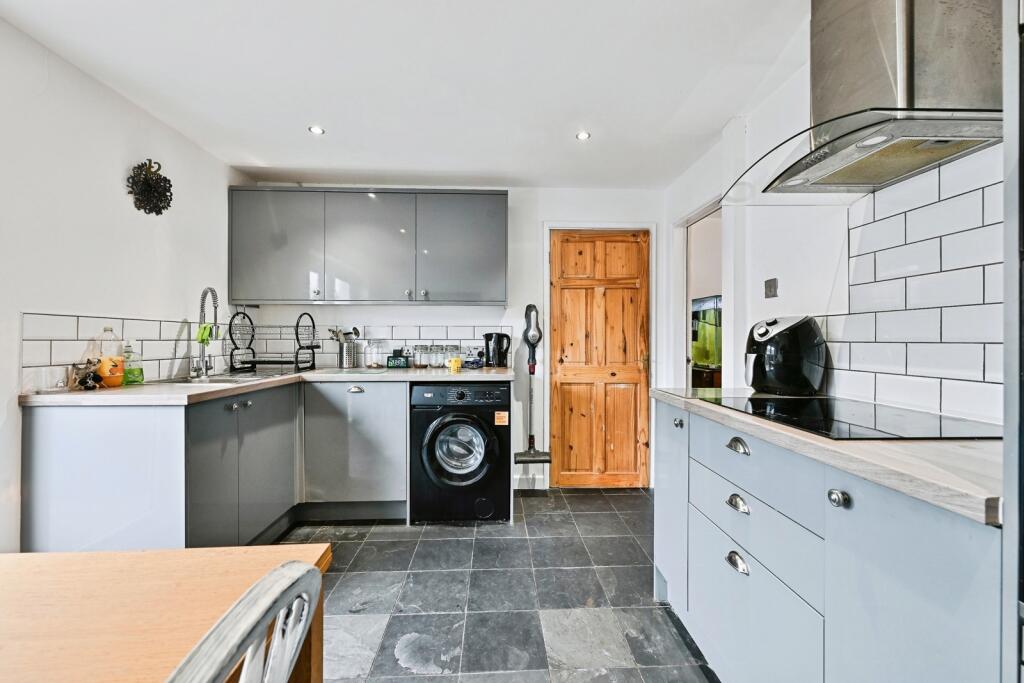 Gardendale Avenue, Clifton, Nottingham, NG11 photo 2