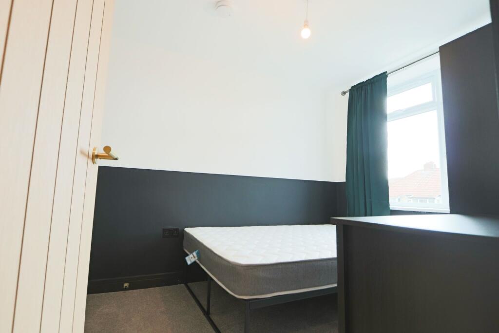 6 bedroom semi-detached house for rent