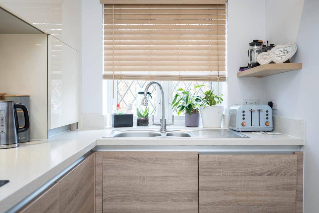 House in Horsham, Broadbridge Heath - More