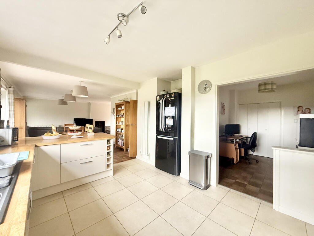 Wyvern Close, Yeovil, Somerset - No Chain photo 4