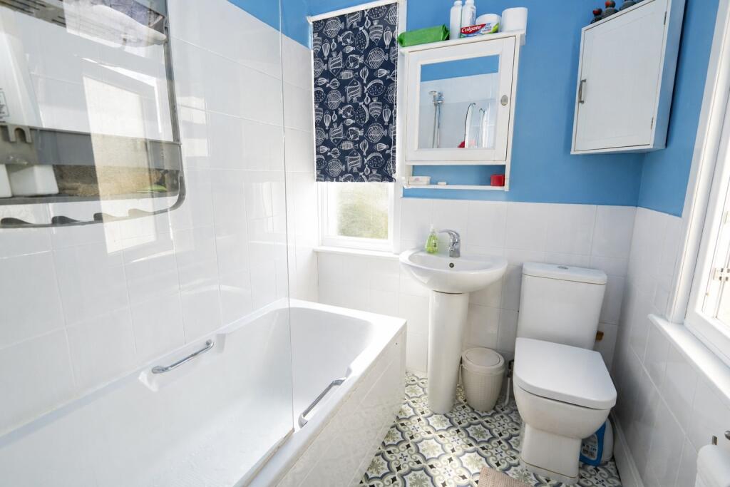 House in Southend-on-Sea, Leigh-on-Sea - More