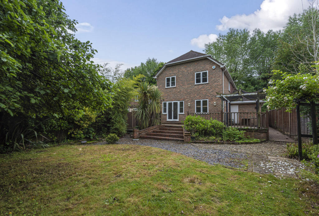 Balcombe Road, Horley, RH6 photo 3