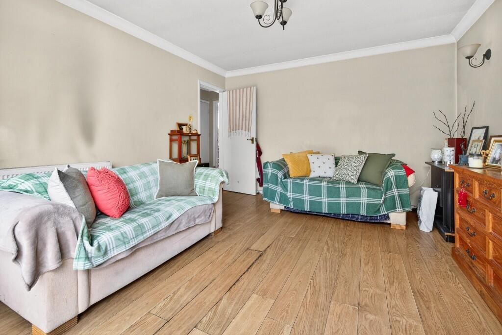 Beltona Gardens, Waltham Cross, Hertfordshire, EN8 photo 4