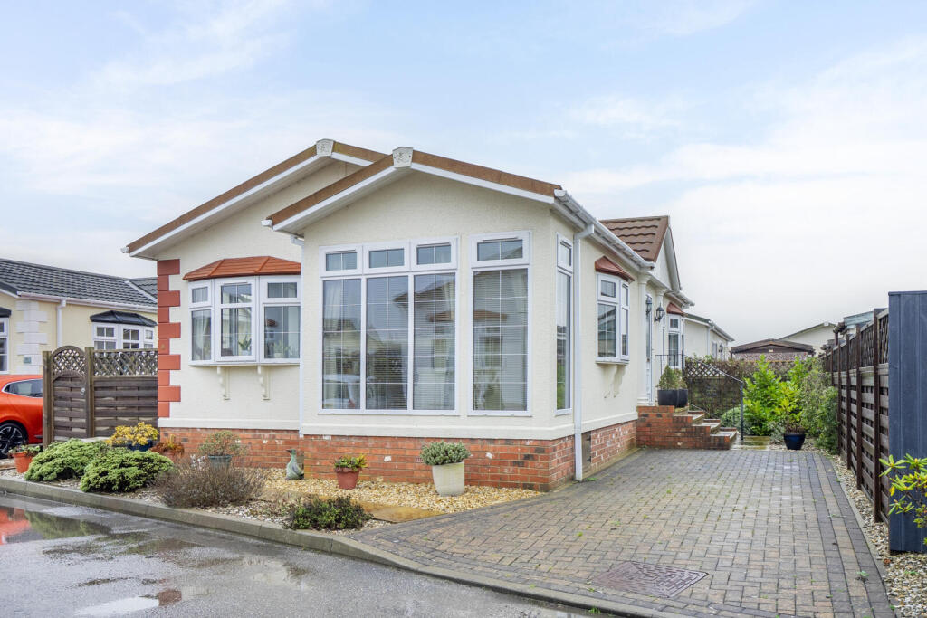 2-bed caravan on Pheasant Way, Acaster Malbis, York, £160,000