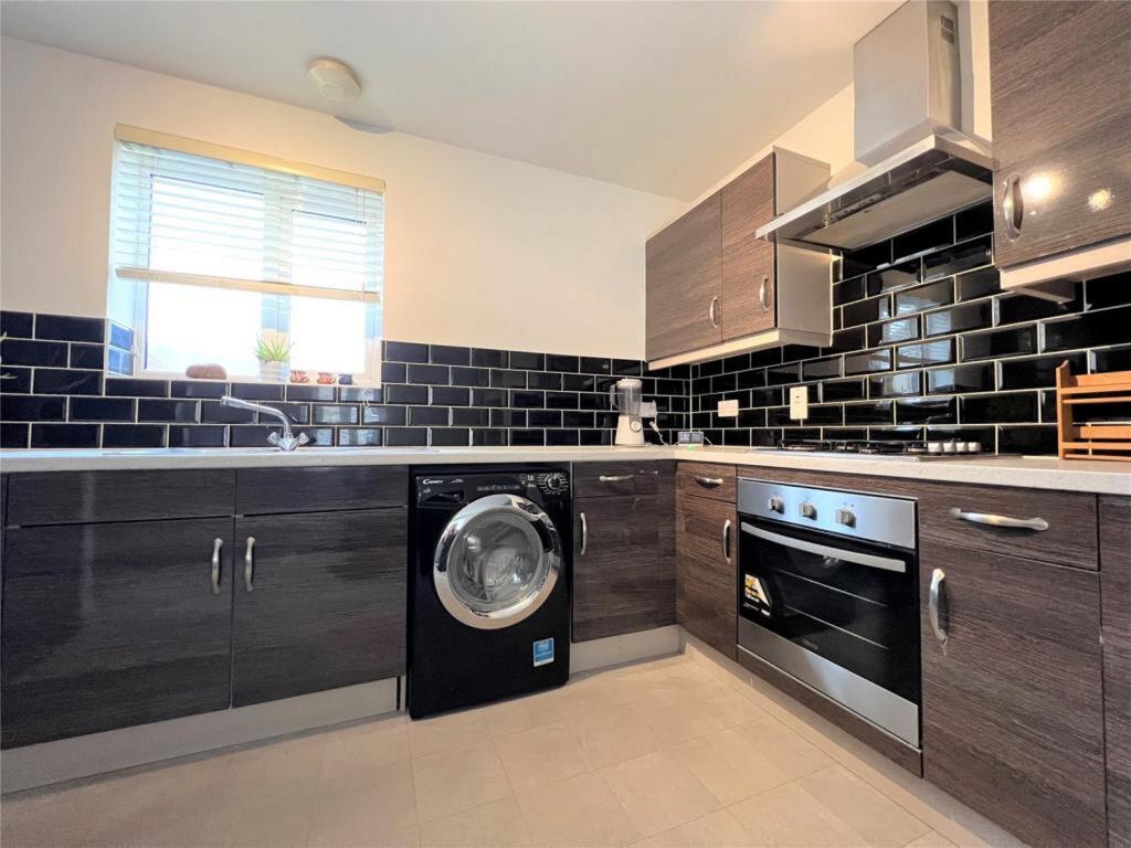 62 Truscott Avenue, Swindon, Wiltshire photo 4