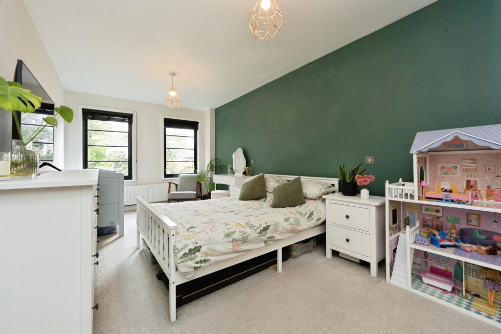 Apartment in Watford, Hertfordshire - View 4