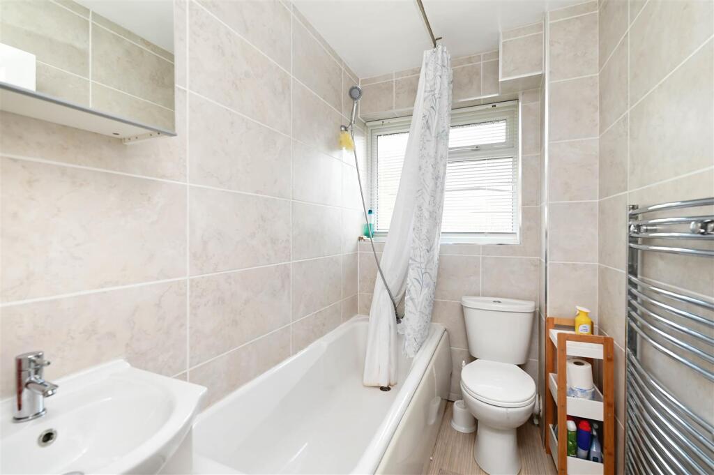 House in Basingstoke and Deane, Chineham - More