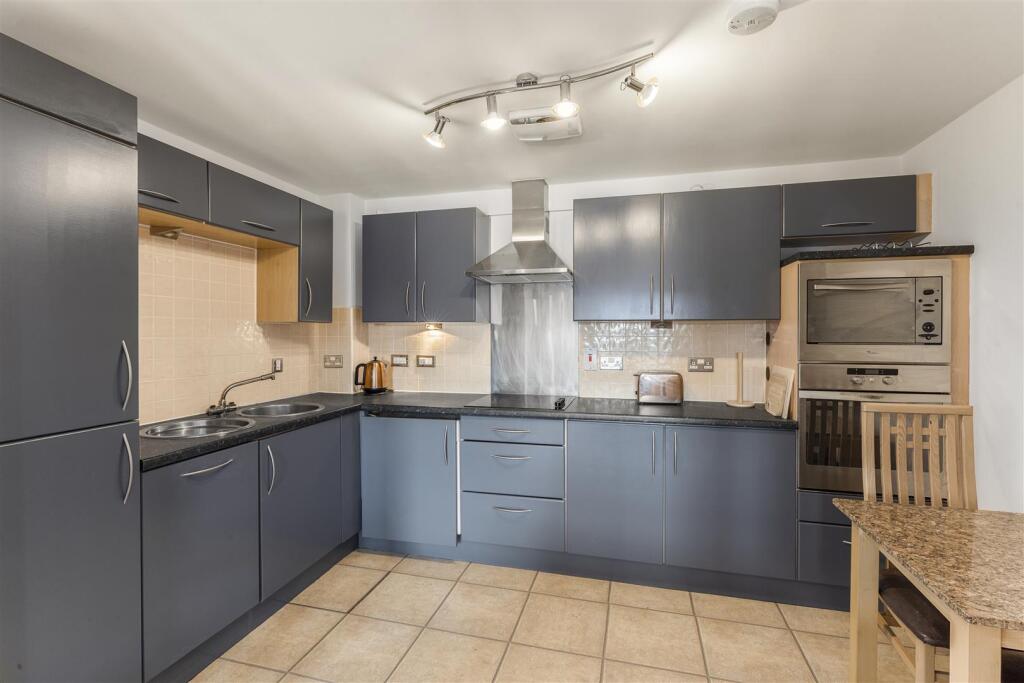 Apartment in Doncaster, Lakeside - More