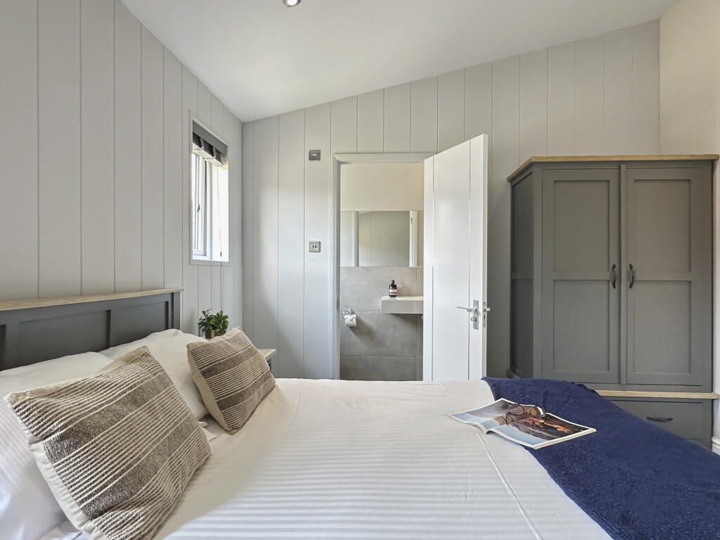 Dream Lodge Bella Vita, Cherry Bird Lodge Escape, Hambridge Lane, Newbury, Berkshire, RG14 5LZ photo 5