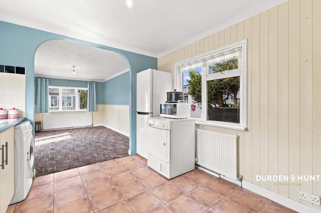 House in Rochford, Hullbridge - View 4