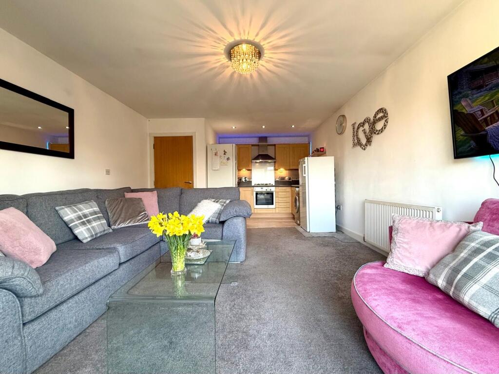 Apartment in Swindon, Eastcott, South Swindon - View 2